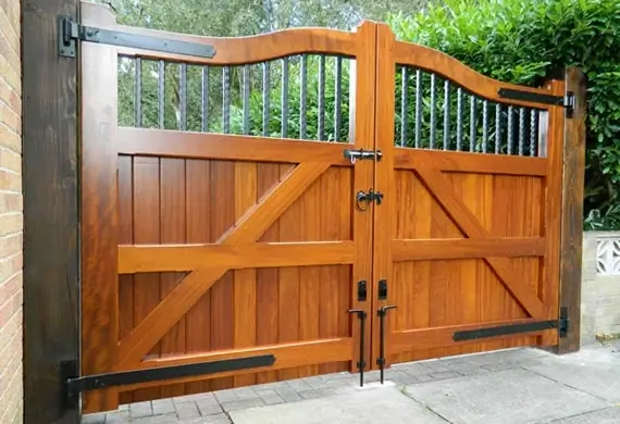 Conejo Valley Modern Wood Driveway Gate Repair